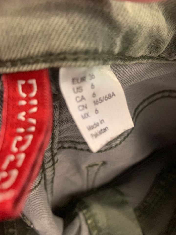 H&M Jeans grün Größe 36 in Erwitte