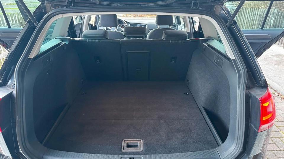 Volkswagen Golf VII Variant Lounge*1.6TDI *NAVI*KLIMA*SHZ* in Raubling