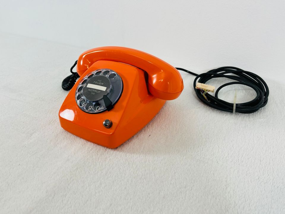 Retro Telefon orange mit Drehscheibe in Bremen