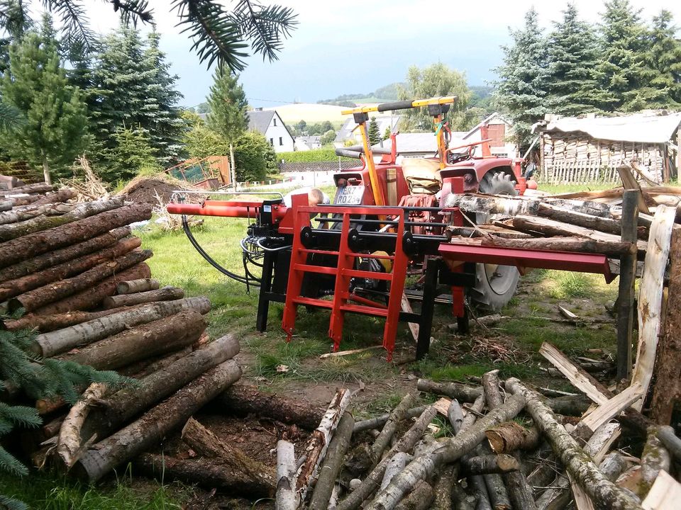 Traktor. Holzspalter in Drebach