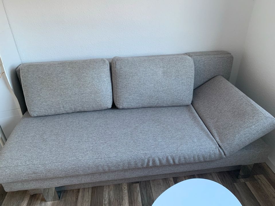 Helles Sofa mit Schlaffunktion in Cölbe in Rauschenberg