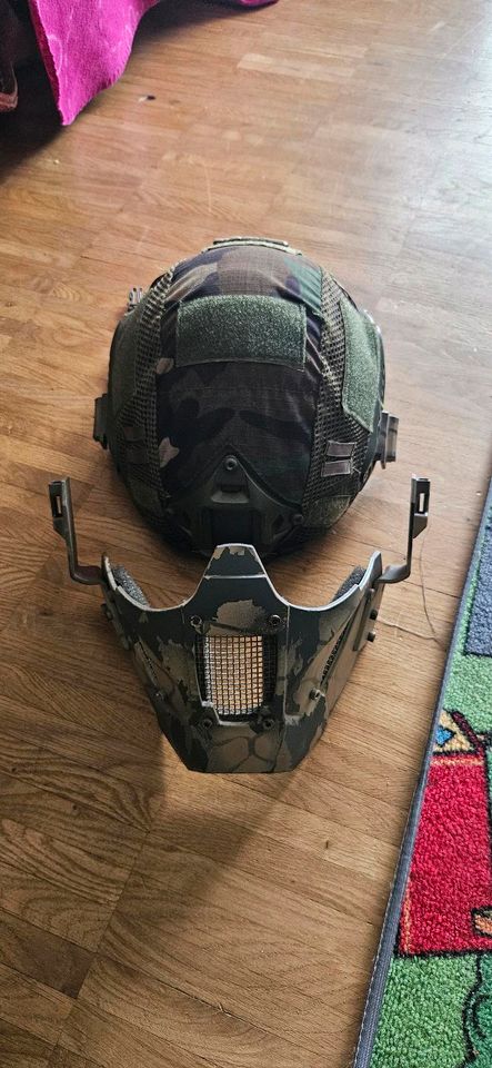 Taktischer Helm mit Maske in Nußloch