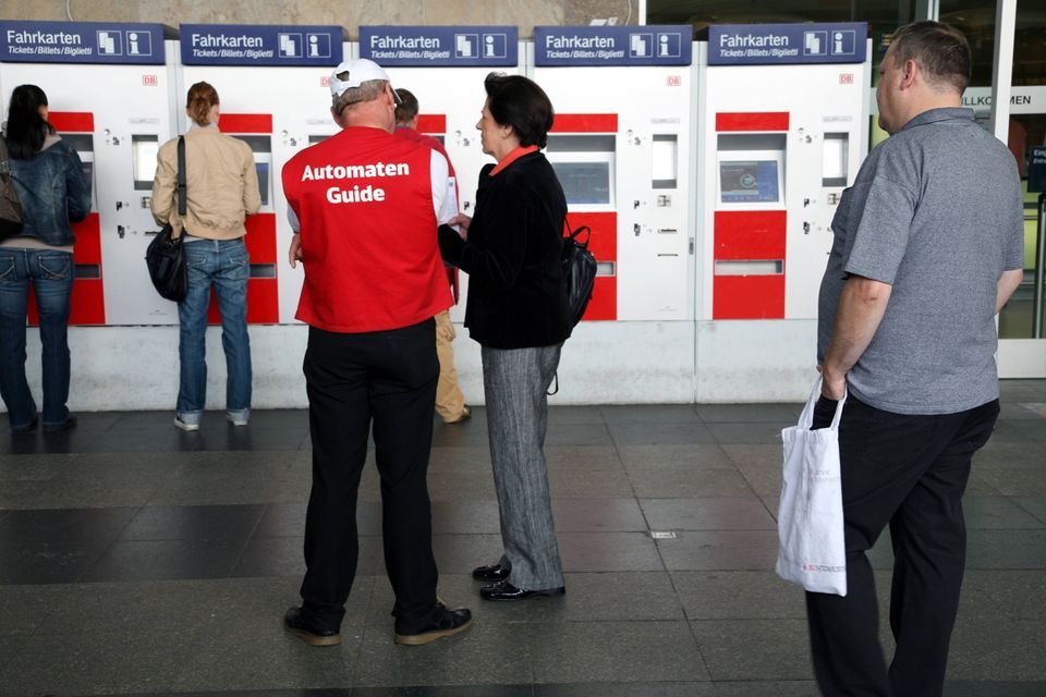 DRESDEN HBF: AUSHILFE FÜR DEUTSCHLANDTICKET in Dresden