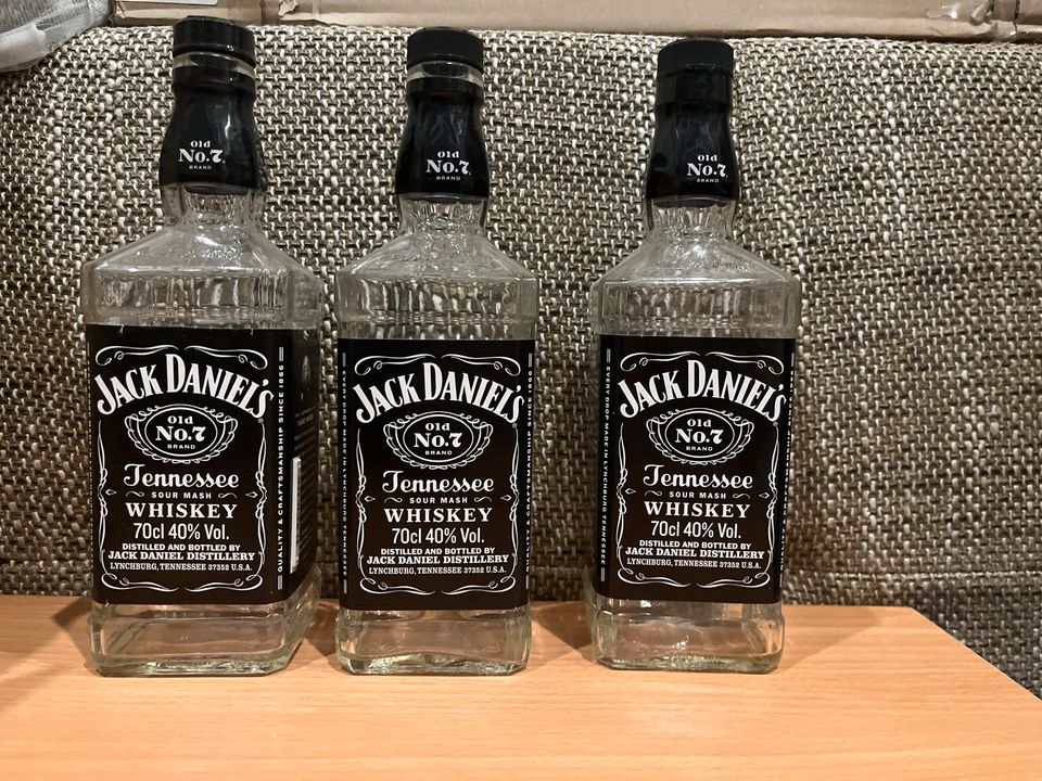 Leere Jack Daniels Flaschen für deine DIY Projekte in Diepholz