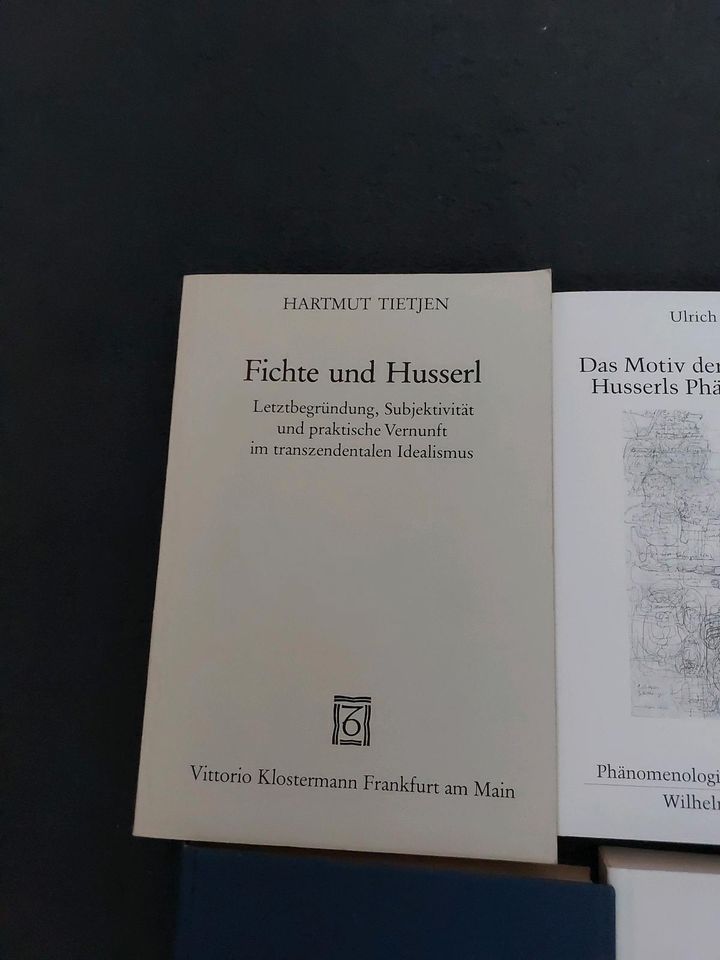 Verschiedene Bücher zu Edmund Husserl in München