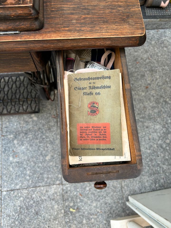 Original Singer Nähmaschine Tisch in Düsseldorf