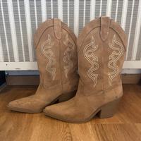 Bershka Absatzstiefel im Cowboylook, Größe 39, Damen Baden-Württemberg - Ludwigsburg Vorschau