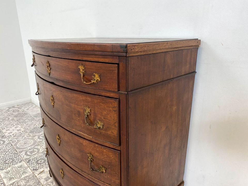 WMK Formschöne, gut erhaltene und geräumige antike Schubladenkommode aus vollem Holz mit edlen Messingbeschlägen # Schrank Kommode Anrichte Wickelkommode Wäschekommode Flurkommode Biedermeier Vintage in Berlin