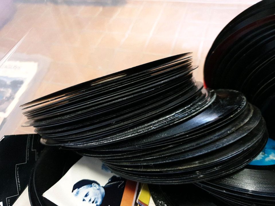 Mindestens 200 Schallplatten (Singles) in großer Box in Wertheim