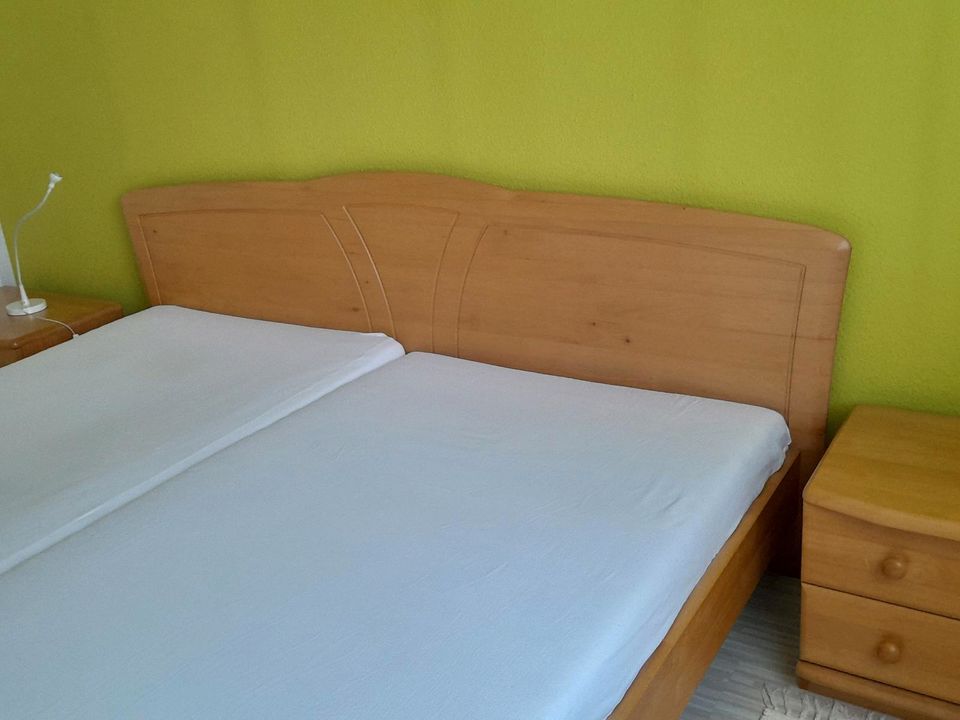 Bett 200x200 Erle massiv mit 2x Nachttisch in Kippenheim