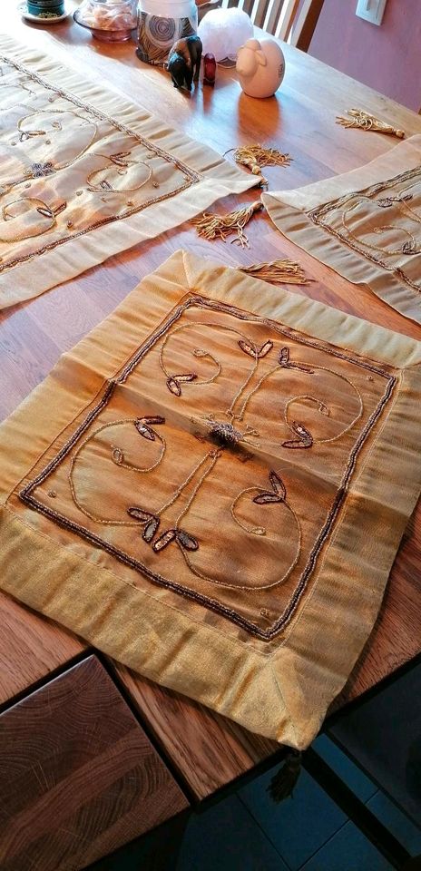 NEU 3 tgl. Brokat Deckchen Läufer mit Perlen und Stickerei in Falkensee