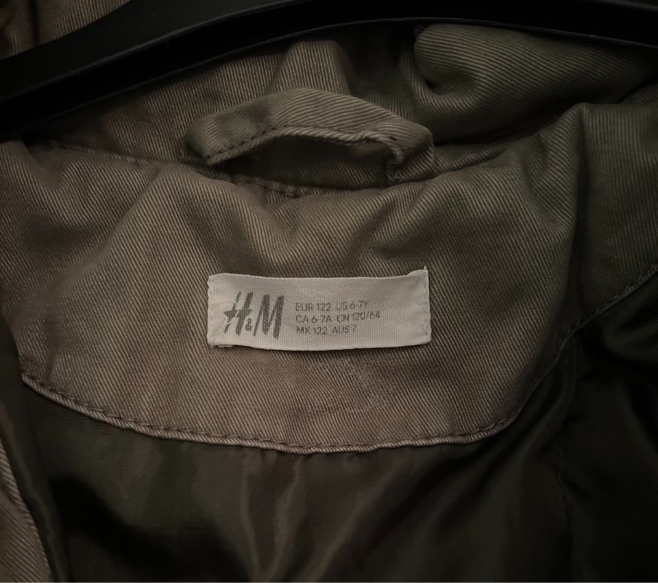 Tolle Jacke Parka Übergangsjacke olivgrün H&M Größe 122 in Seevetal