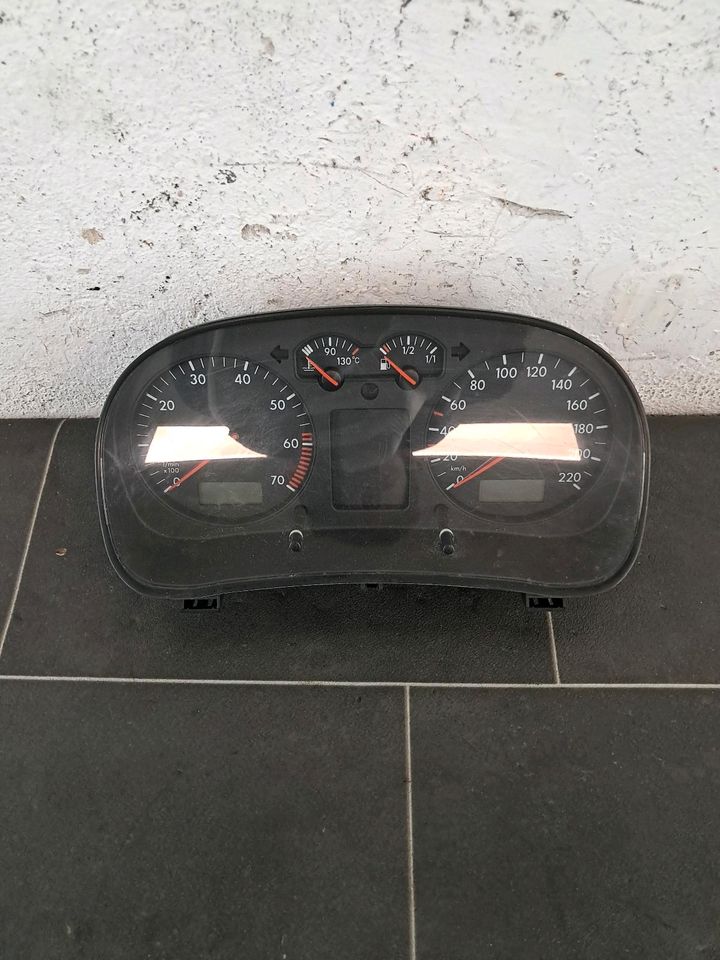 Tachometer Tacho VW Golf 4(Benzin)1998_2004(1J0919861)original in Wuppertal