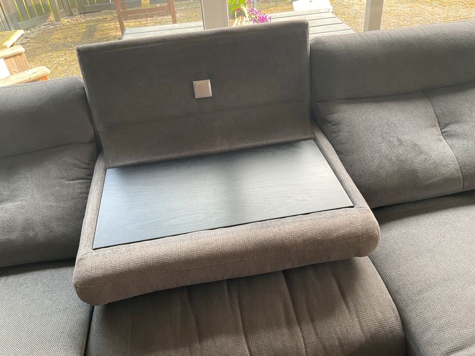 Sofa grau mit Longchair, Hocker und TV-Funktion (elektrisch) in Lübeck