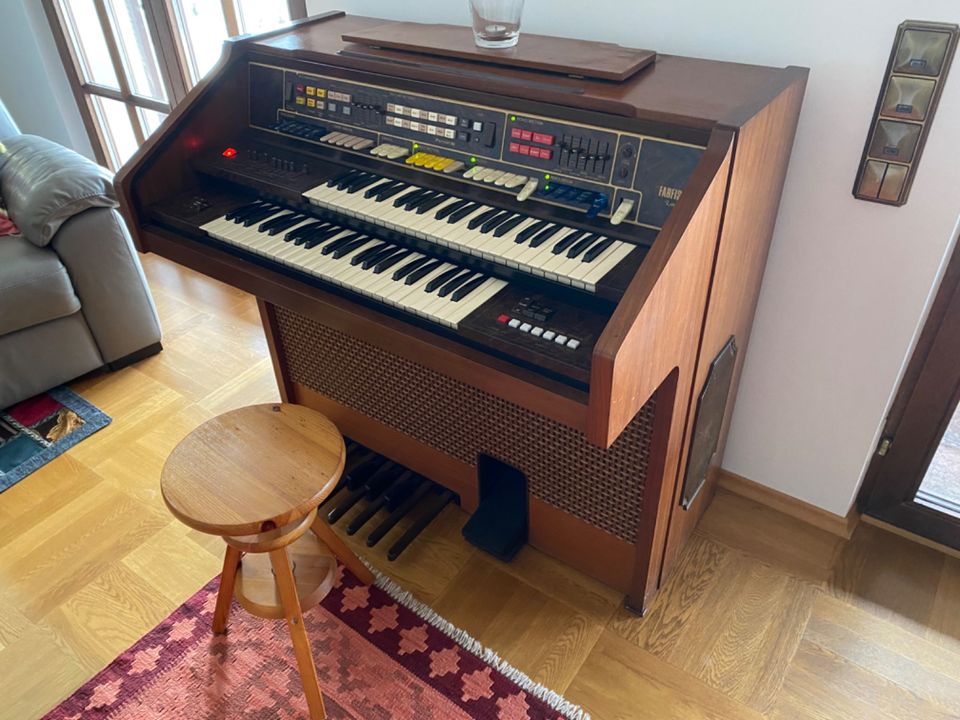 Heimorgel Manufactured By Farfisa "Louvre" ITALY, funktionsfähig in Igel