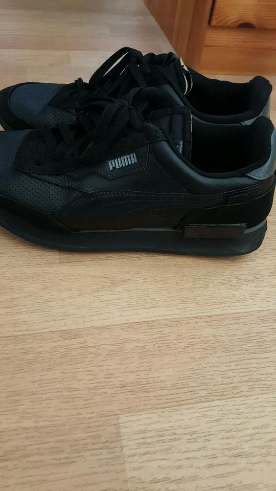 Schöne Puma Herren Schuhe Größe 43 schwarz in Passau