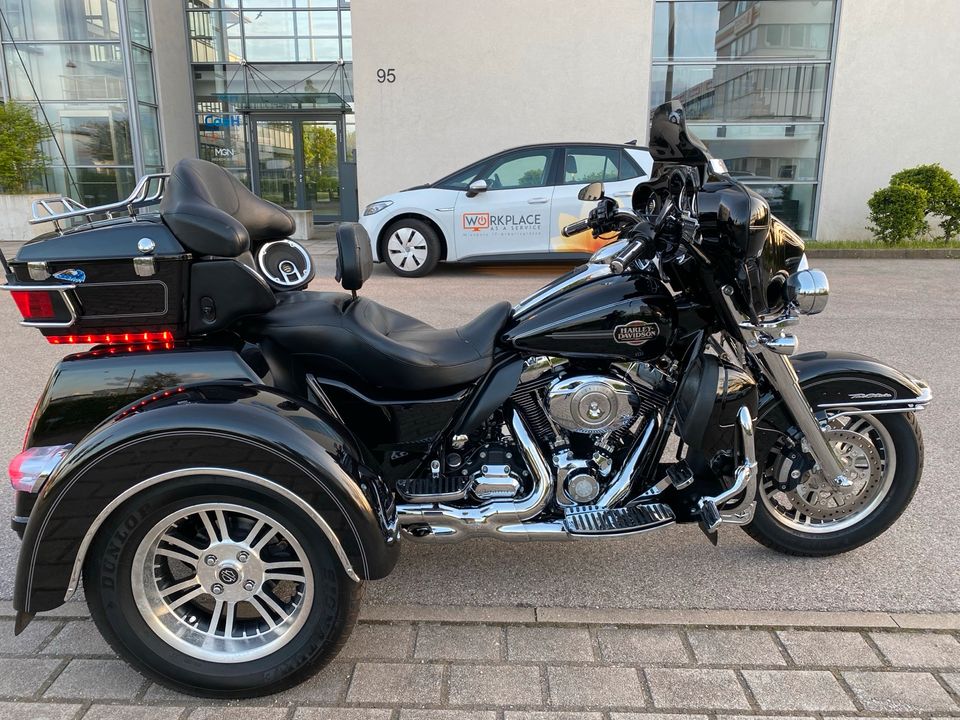 Harley Davidson FLHTCUTG Tri Glide Ultra 103 in Nürnberg (Mittelfr)