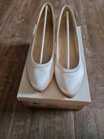 Rainbow Club Brautschuhe Ivory Satin Größe 40 Hessen - Wabern Vorschau