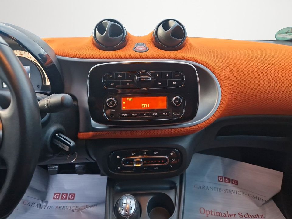 Smart ForTwo cabrio/BLUETOOTH/SITZHEIZUNG/TEMPOMAT in Mehlingen