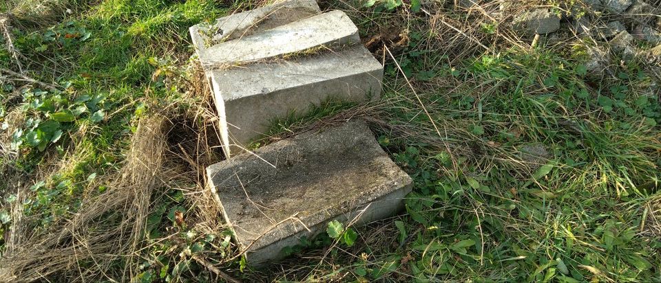 Betonstein/Muldenstein in Heideland