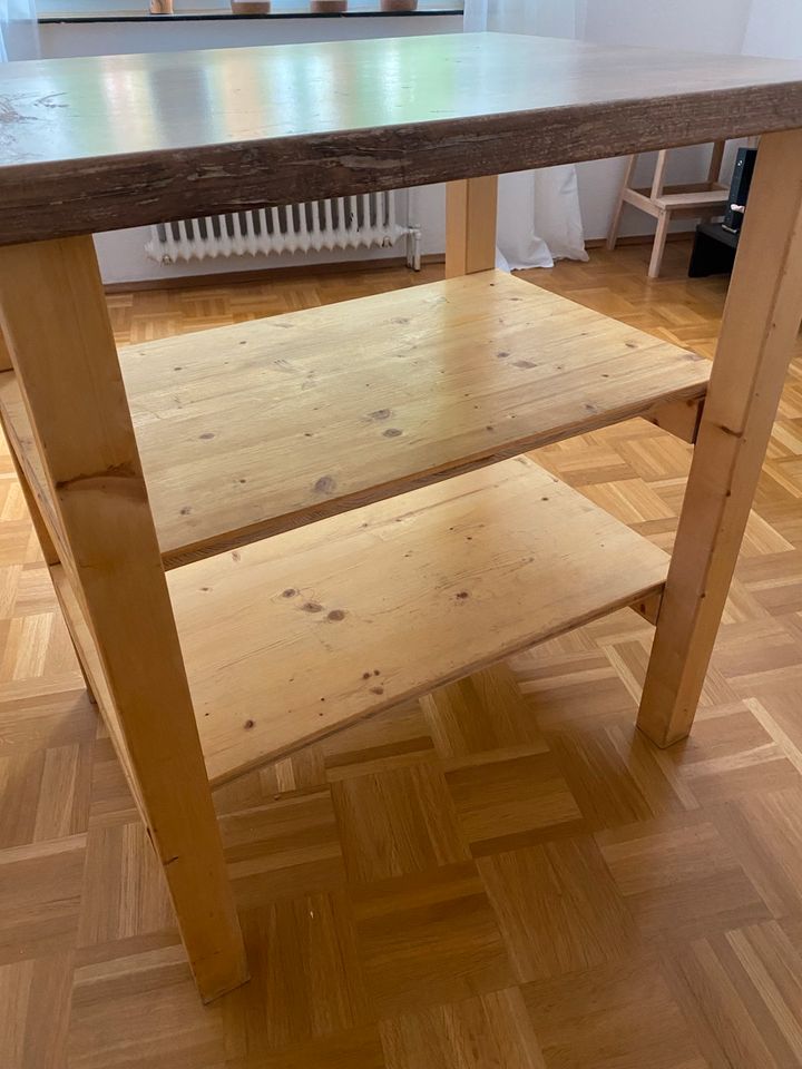 Tisch aus Holz in Mainz