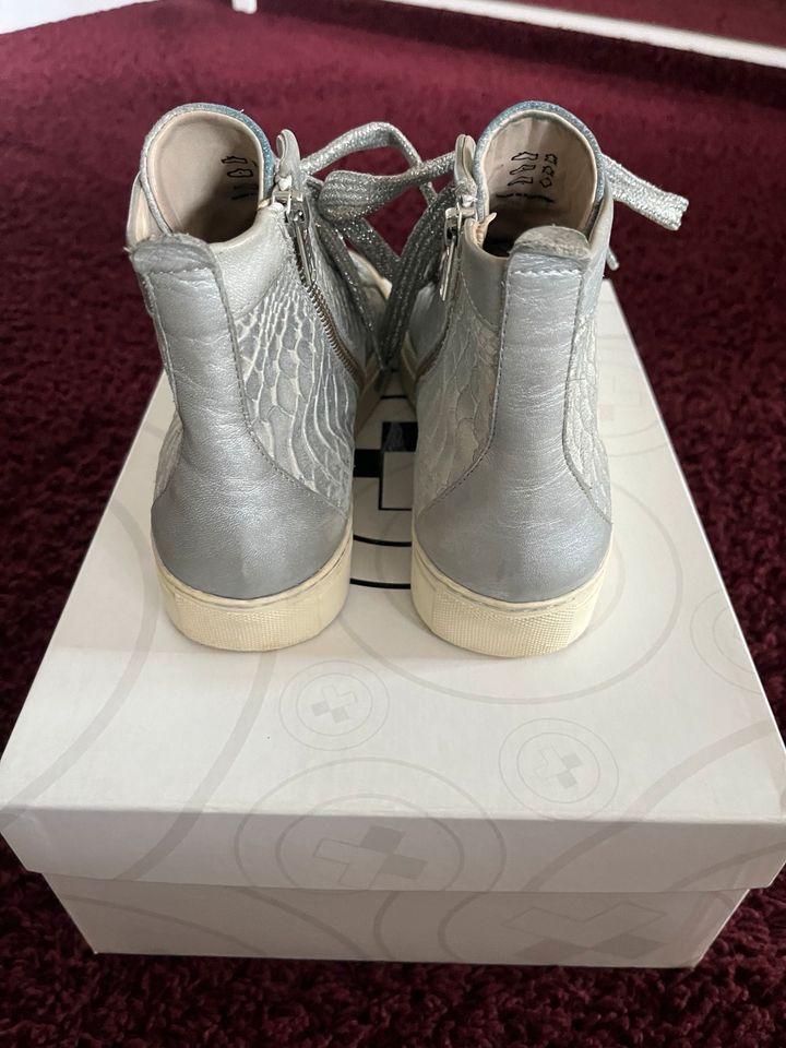 Super Sneaker von Gino-b Größe 37 Silber Leder modisch in Bad Oeynhausen