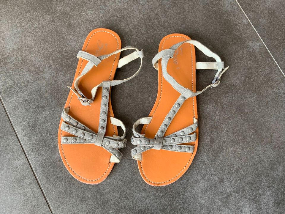 Wunderschöne Sandalen! Wie NEU! Größe 35 in Nidderau