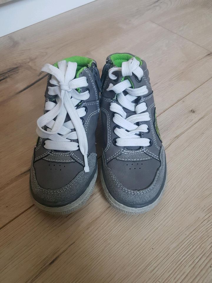 Sneaker Halbschuhe Gr. 26, Junge fast neu in Wachau