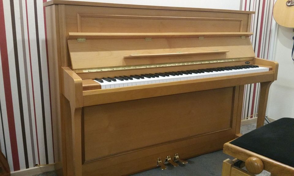Sehr gutes, gebrauchtes Klavier der Marke Roth & Junius in Crailsheim