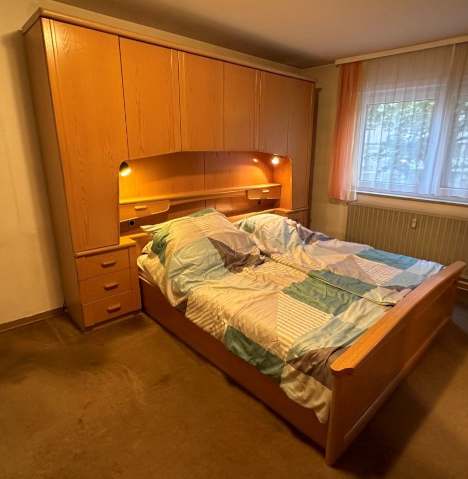 Schlafzimmer komplett - ohne Bettzeug, Matratzen, Lattenroste in Mannheim