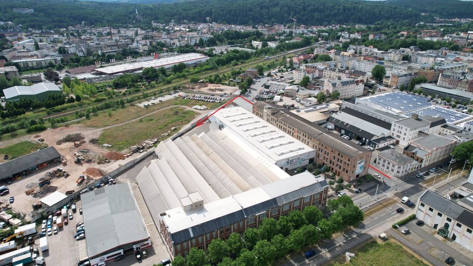 Halle für alle möglichen Zwecke (Zentrum/gr.Tore/neuer Beton) in Gera