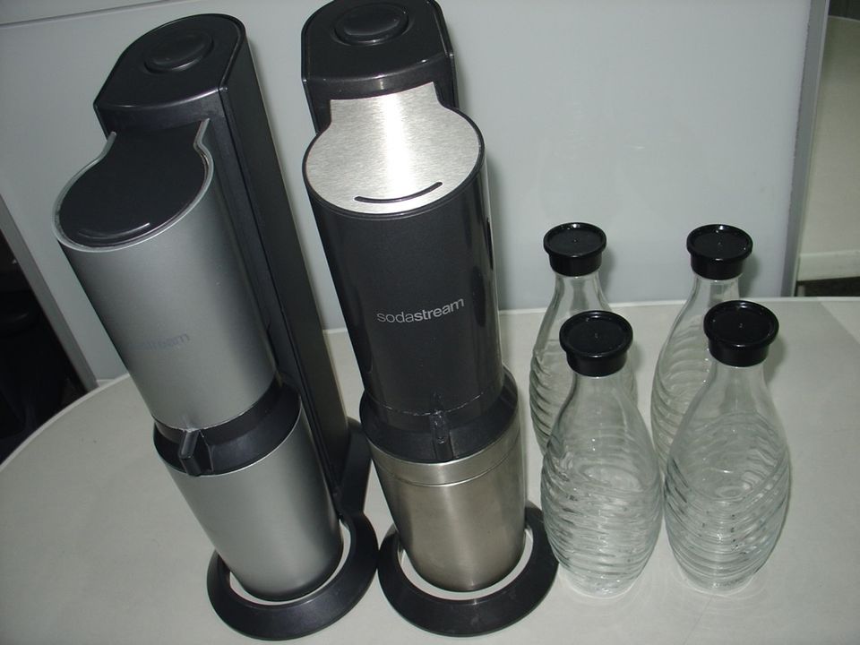 SODASTREAM: 2.0 Titan CY8002 + 1.0 Silber CY8001 + 4 Glasflaschen in Augsburg