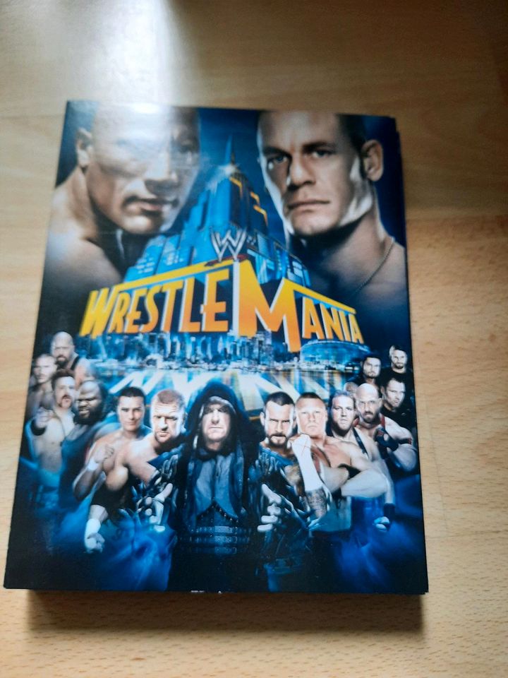 WWE Wrestlemania DVDs plus Buch als Paket!! in Essen