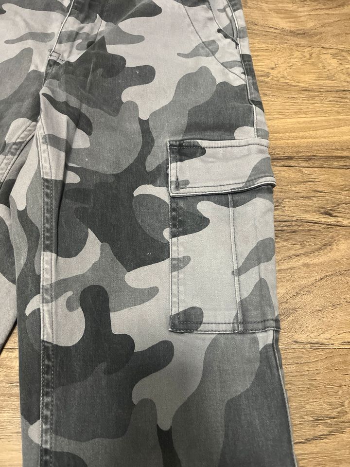 Cargo Jeans, Camouflage, Hollister, XS, wie neu in Neunkirchen