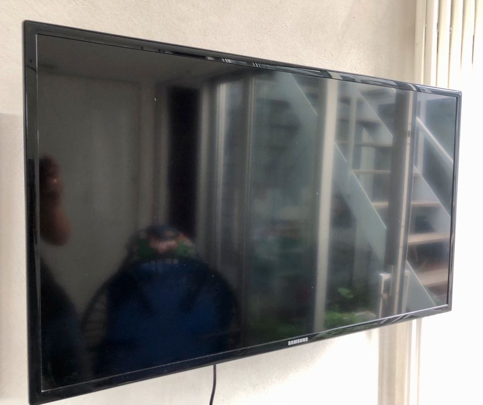 Samsung MD40B Monitor mit einer Wandhalterung in Hamburg