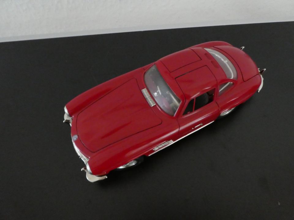 Burago Modellauto Mercedes Benz 300 SL 1:18 Rot in Frankfurt am Main