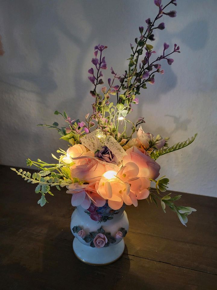 Deko Kunstblumen in Vase LED Lichterkette in Itzstedt