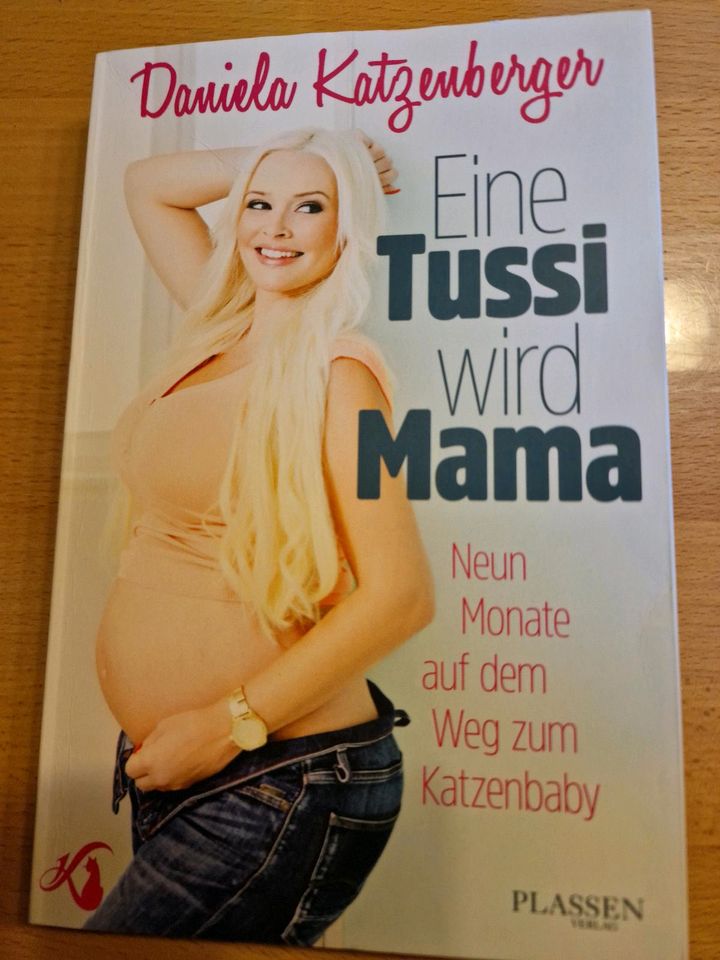 Taschenbuch Daniela Katzenberger "Eine Tussi wird Mama" in Winterbach