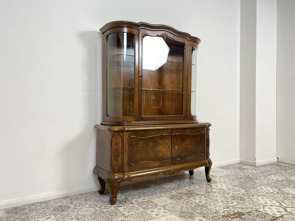 WMK Hochwertige & gut erhaltene 1950er Jahre Chippendale Vitrine aus vollem Holz, reichverziert & mit Wurzelholz veredelt # Vitrinenschrank Wohnzimmerschrank Geschirrschrank Vintage Barock Stilmöbel in Berlin