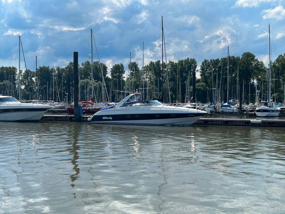 Windy 42 Grand Bora mit Jetboot in Wedel