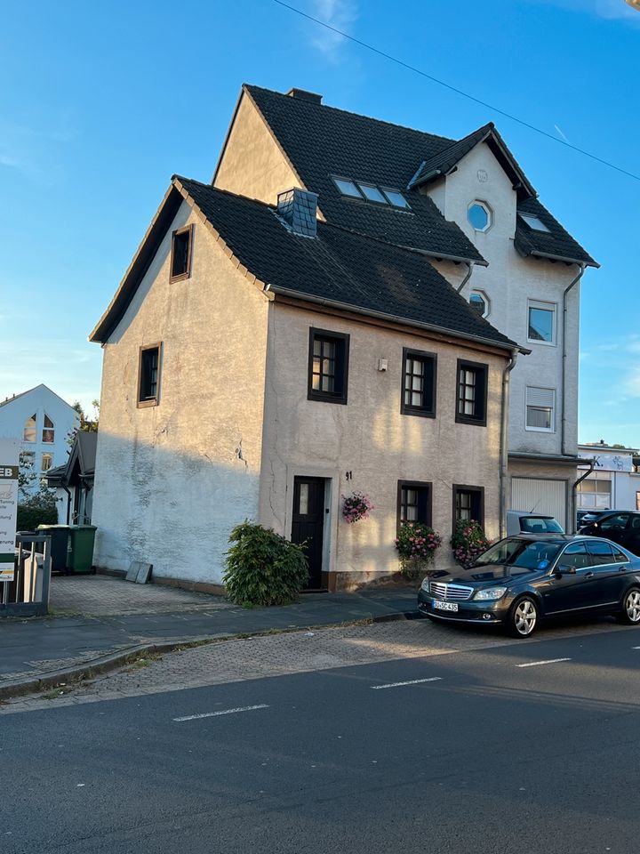 SIEGBURG, zentral gelegenes Einfam. Haus mit ca. 145 m² WNfl., Garten, Terrasse, Pool und Stellplatz in Siegburg