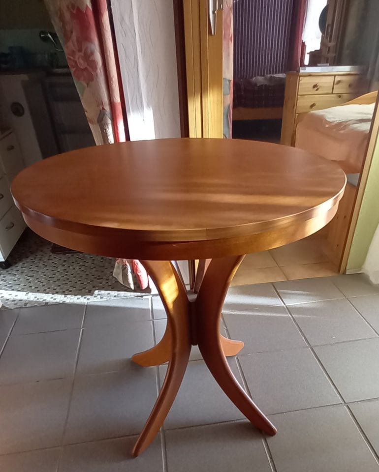 Tisch rund aus Holz in Geltow