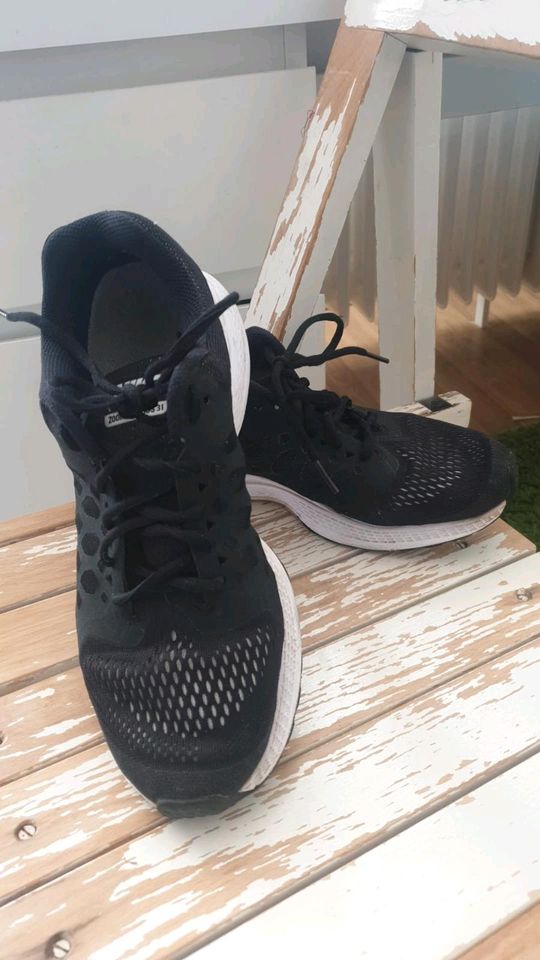 schwarze Unisex-Nike-Schuhe/Größe 41/Einlegesohlenlänge 26,5 cm in München