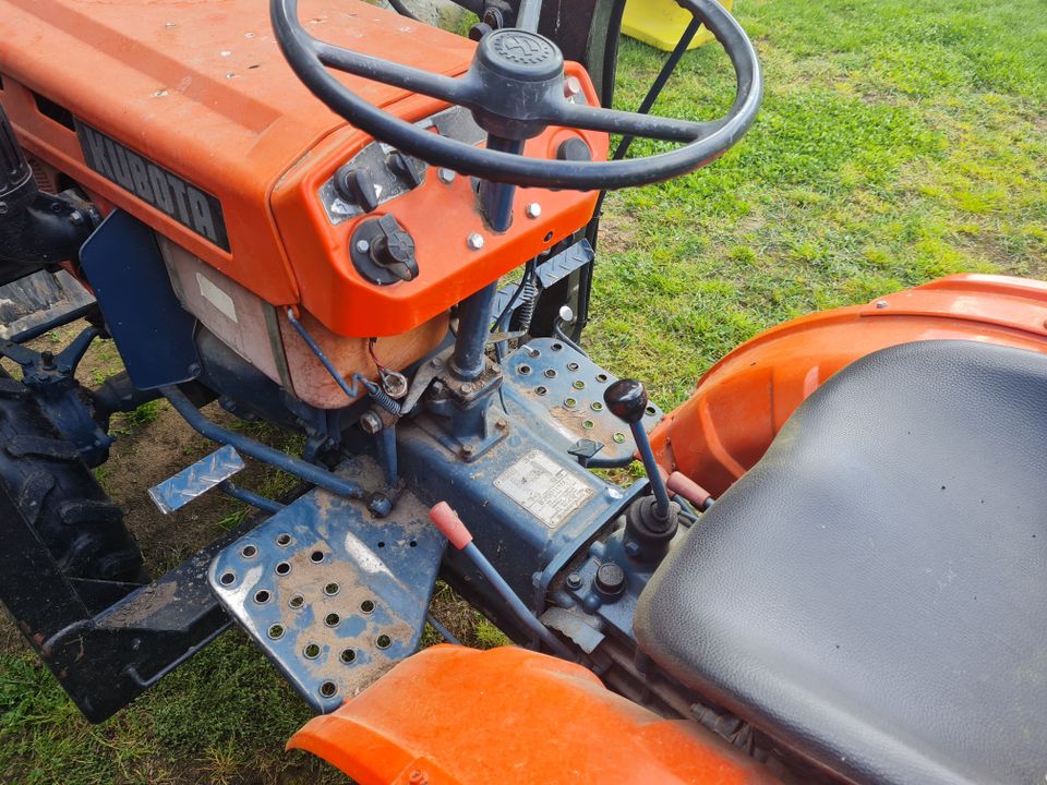 Kubota B7001D mit Frontlader und Heckgewichten in Wendisch Rietz