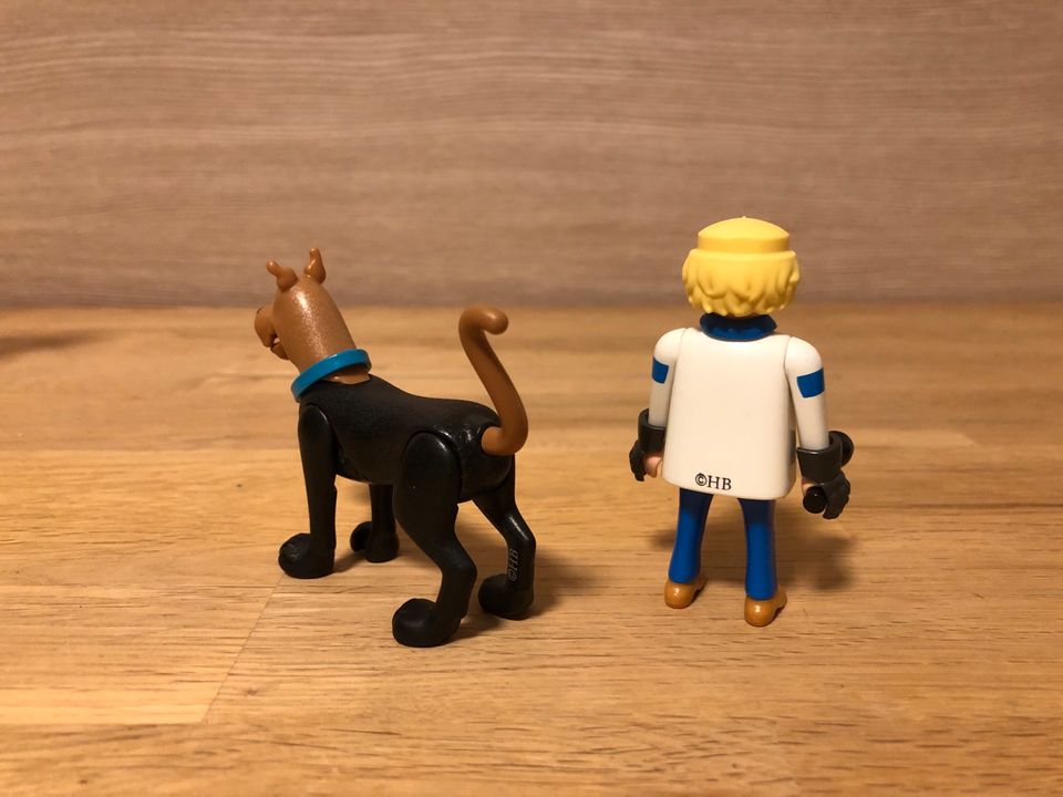 Playmobil Scooby Doo im Anzug und Fred Jones mit Taschenlampe in Aachen