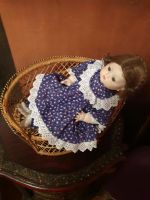 Puppe  Vintage  antik  neuwertig  handgemacht mit korbstuhl Nordrhein-Westfalen - Paderborn Vorschau