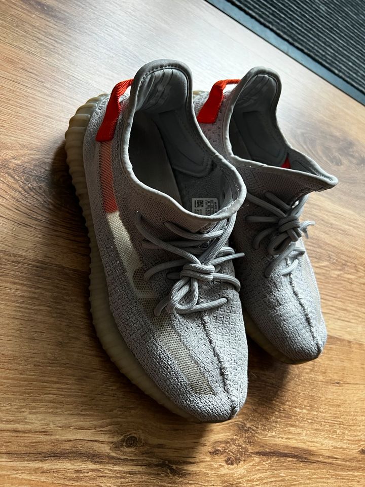 Adidas Yeezy Boost 350 V2 42 2/3 Tail Light Original gebraucht in Bomlitz