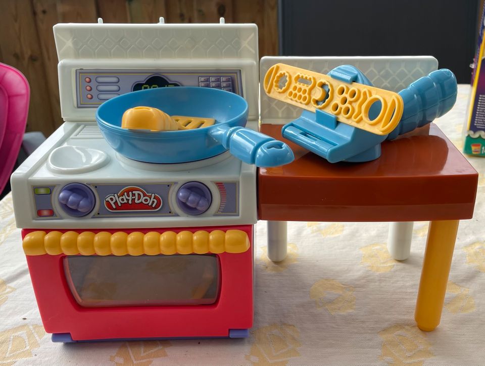 Play-Doh Knete im großen (Starter-) Set in einer Kiste abzugeben in Husum