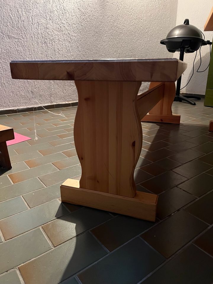 Holztisch mit passenden Bänken in Krefeld