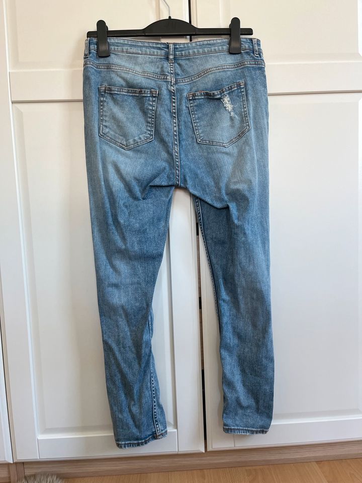 Jeans im wasted look, mit Löchern, H&M 36 in Lohr (Main)